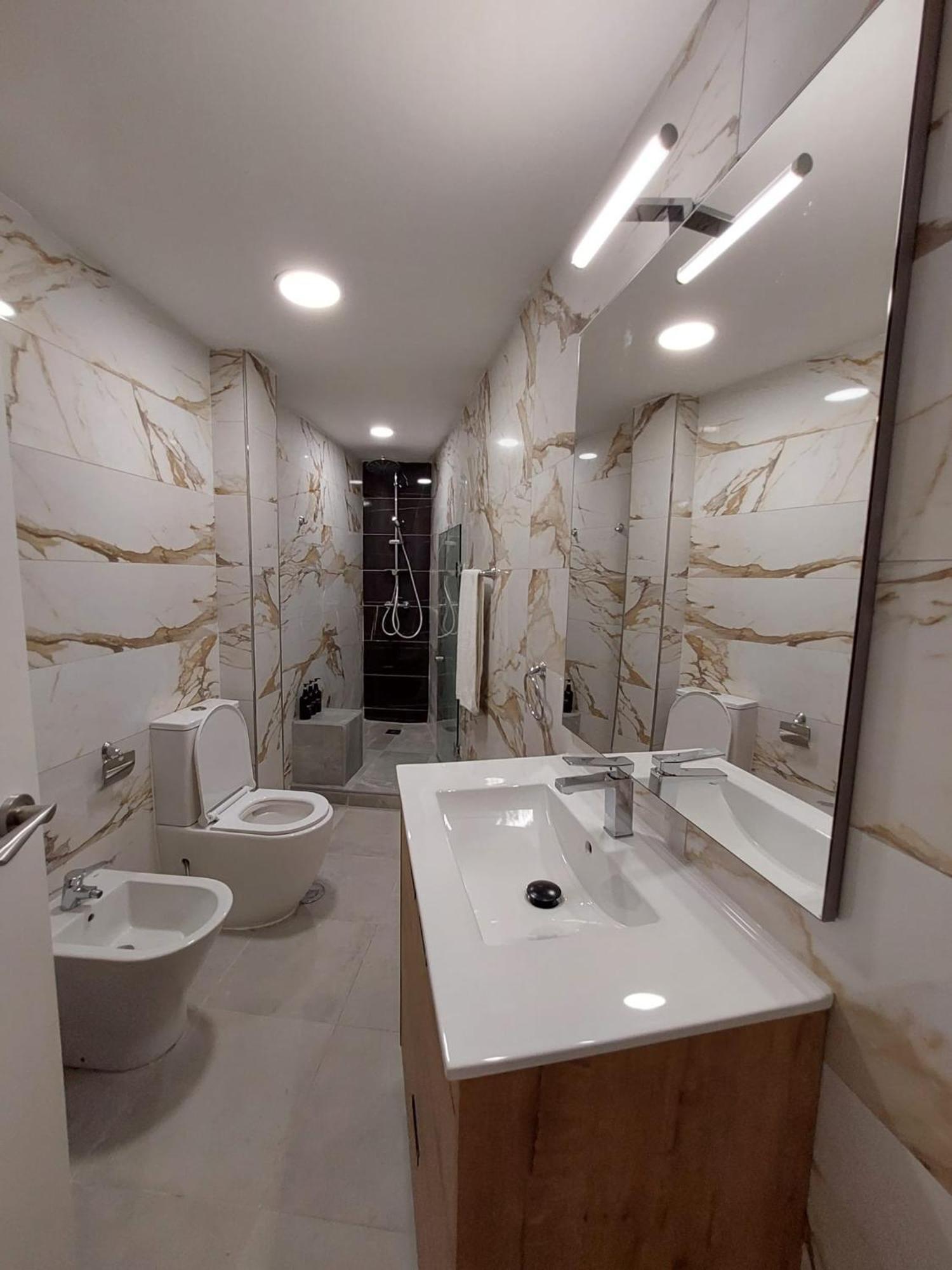 1 Apartment *